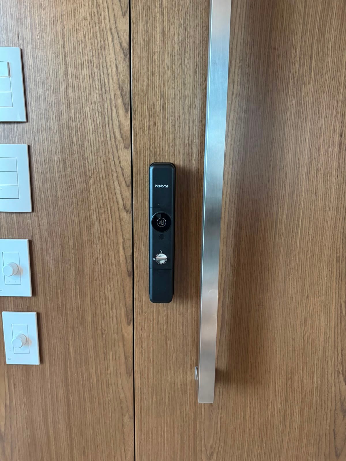 Instalação de Fechaduras Digitais Intelbras em Porta de Madeira